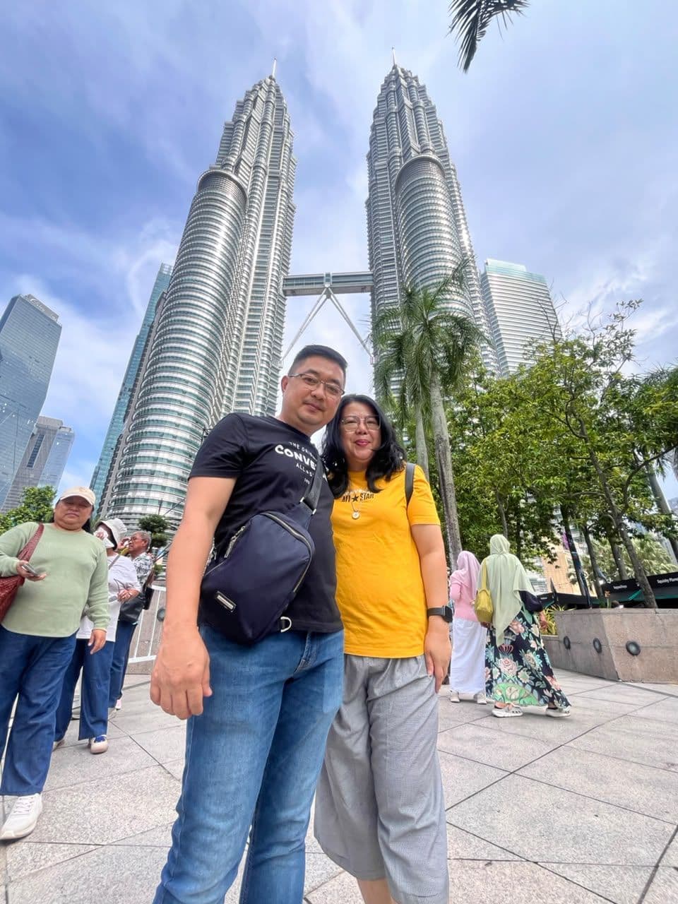 Berfoto di depan Menara Kembar Petronas
