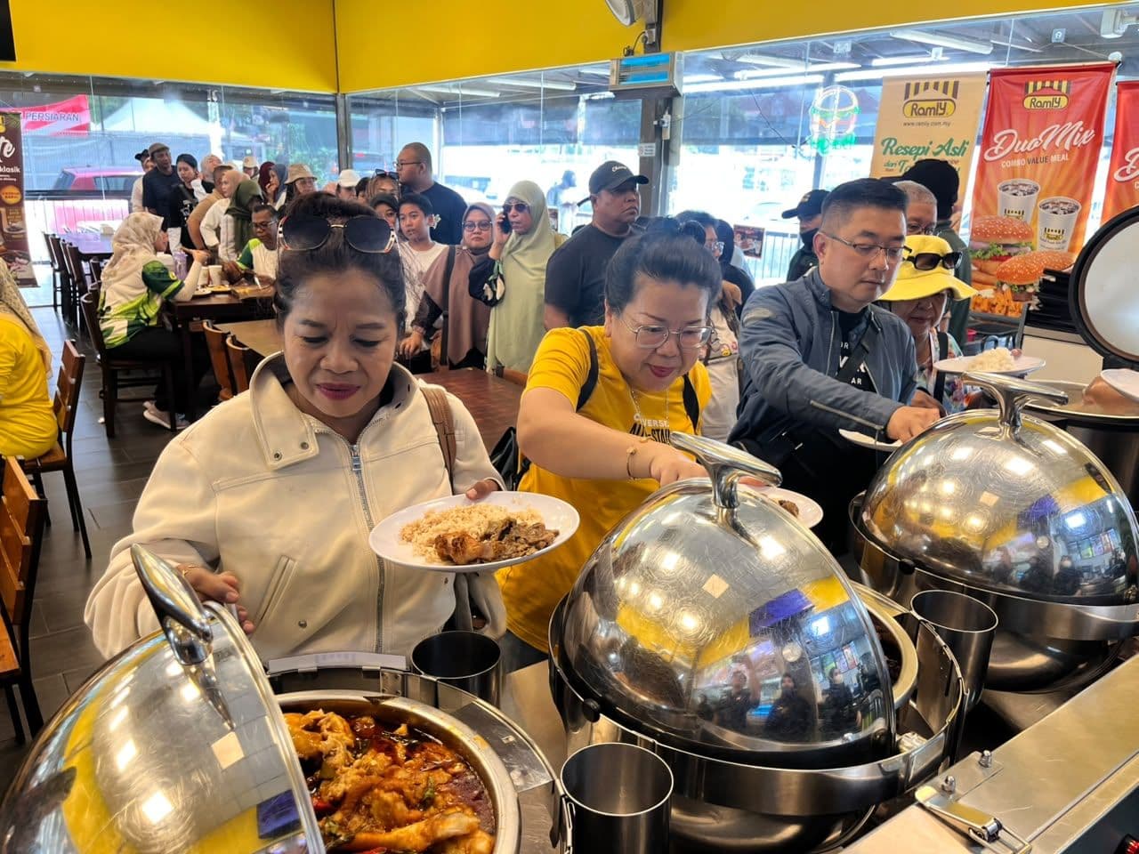 Makan siang bersama rombongan di Malaysia