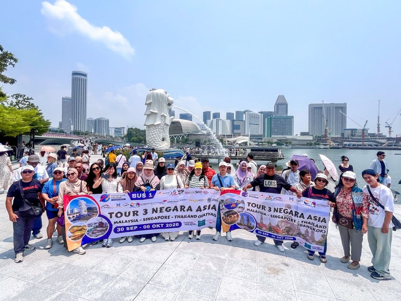 Rombongan di Merlion Park, Singapura