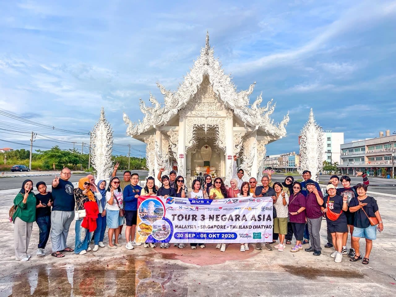 Rombongan di kuil putih, Thailand