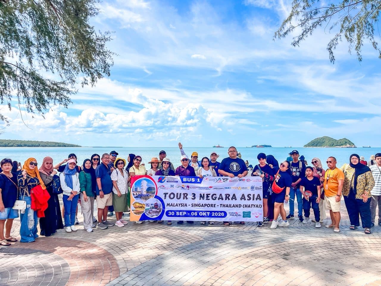 Rombongan di Pantai Samila, Songkhla