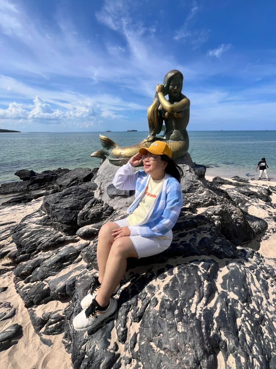 Patung Putri Duyung Emas di Pantai Samila