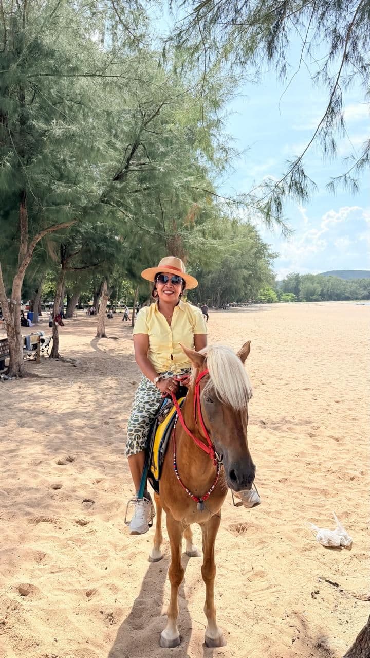 Naik kuda di Pantai Samila