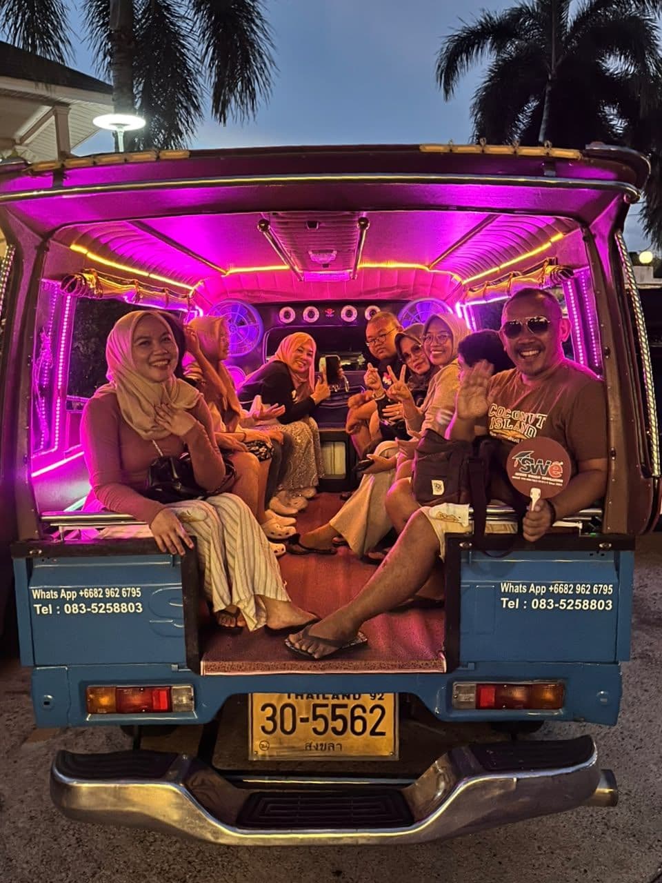 Naik tuk-tuk malam di Thailand