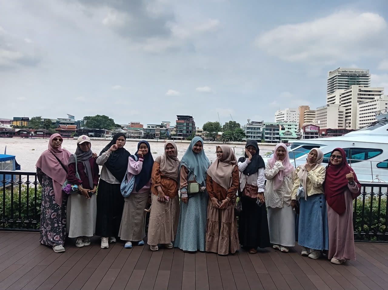 Rombongan di tepi Sungai Chao Phraya, Bangkok